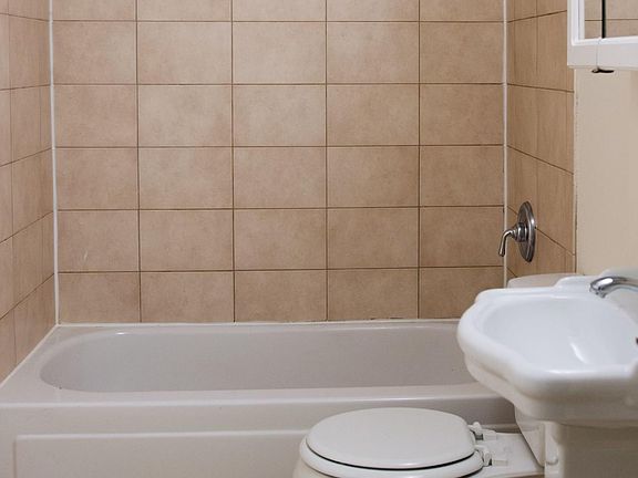 5th image of 852 W Wellington Ave #1