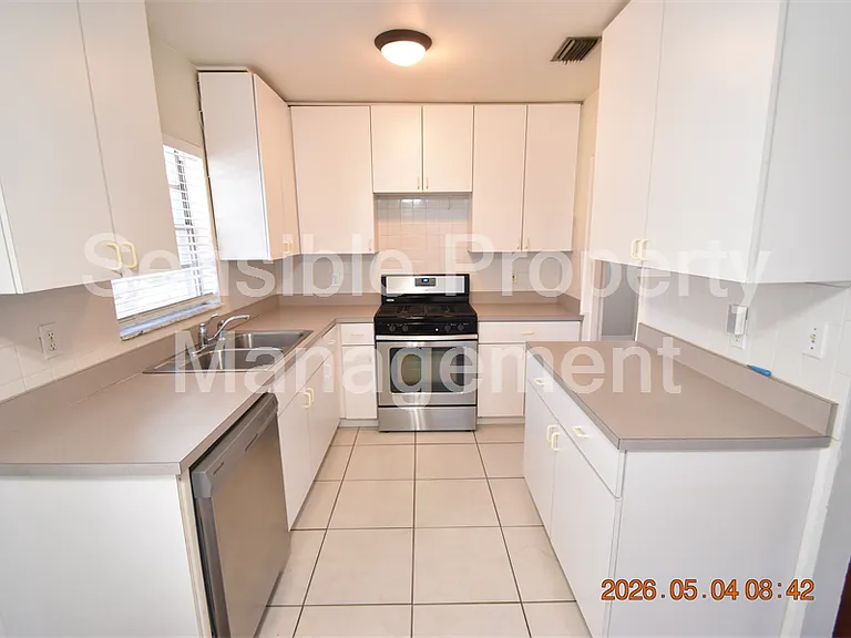 2801 Sanders Dr — Photo 15