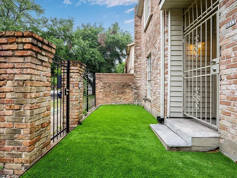 2511 Commonwealth St — Photo 4