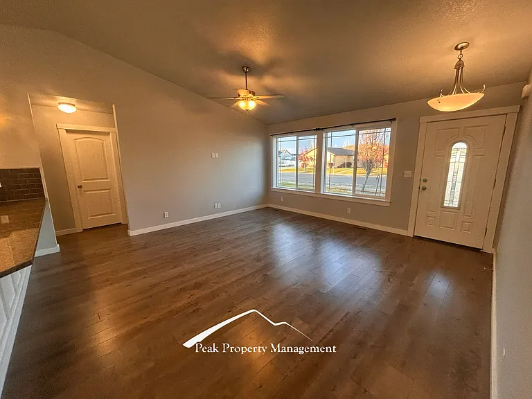 2070 Kelly Dr — Photo 3