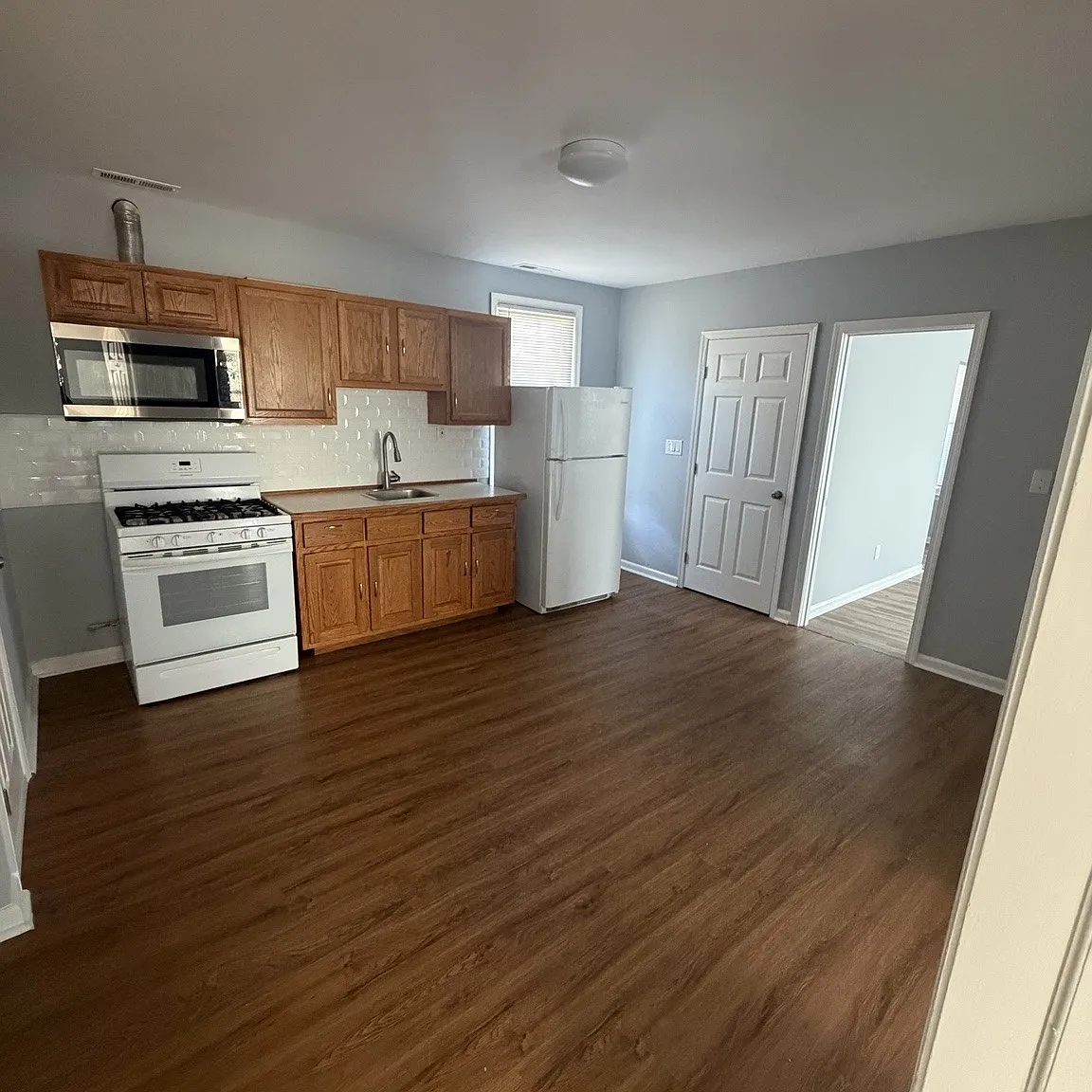 2 bed, 1.0 bath, 836 sqft, $2,350 — Photo 2