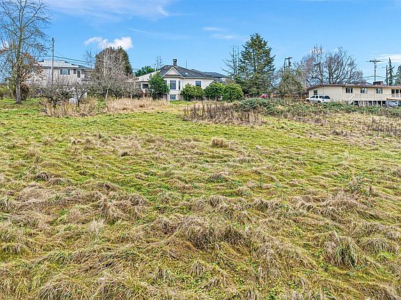 4th image of 914 79th Ave SE