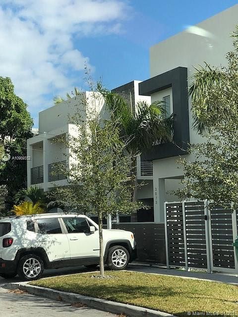 Other town homes on Carter Street recently built and currently listed for sale between $800-$900,000  