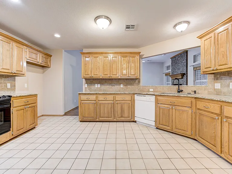 605 Eastview Dr — Photo 15