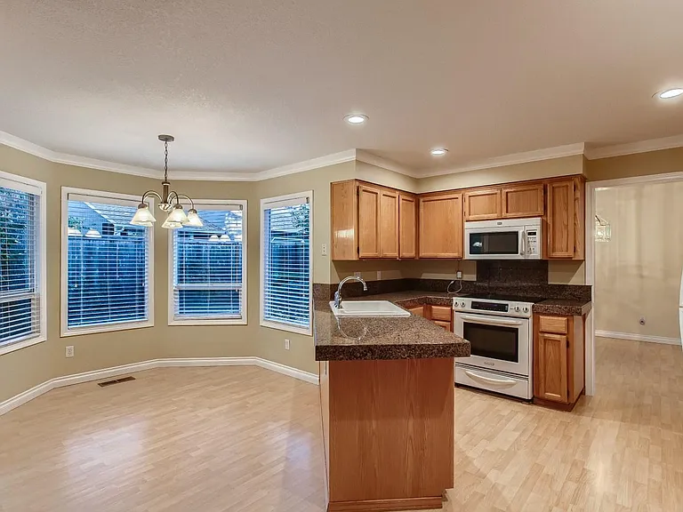 8363 SW Bonaventure Ln — Photo 9