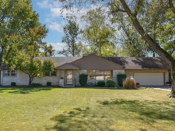 5405 West Hillcrest DRIVE, Mequon, WI 53092