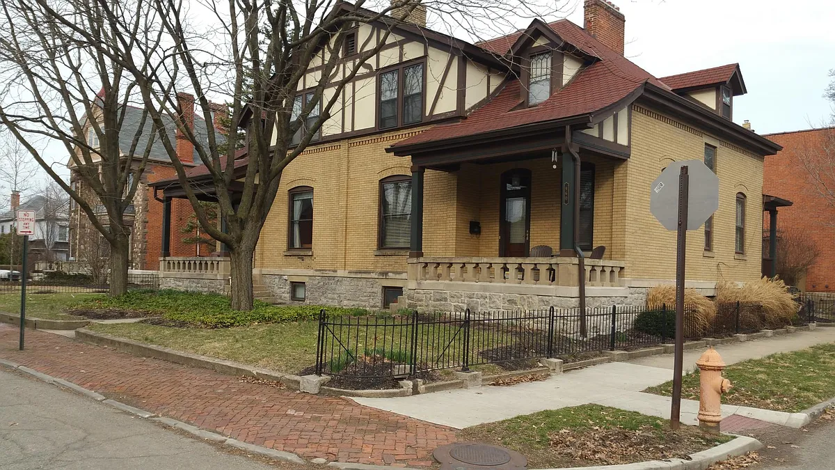 Large porch facing Schiller Park - 960 Jaeger St
