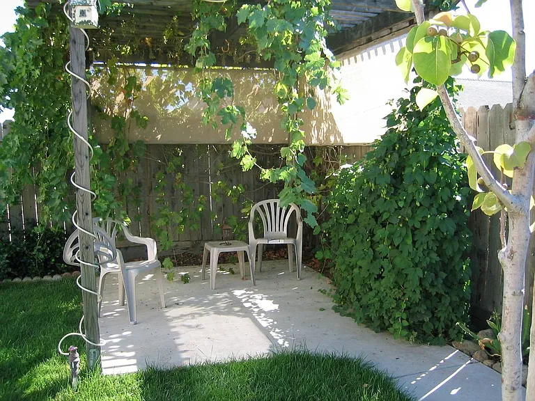 1862 Bedford Dr — Photo 3