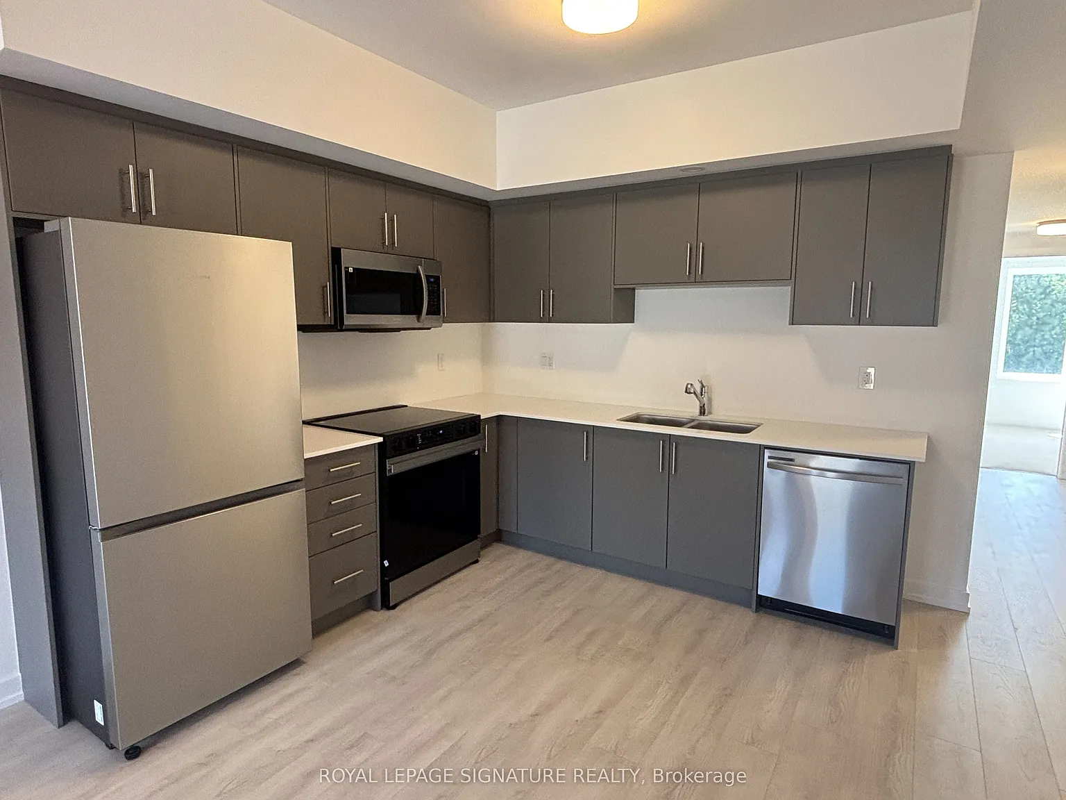 42 Lowes Rd W — Photo 1