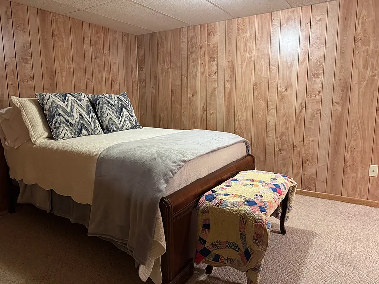 Additional bed in basement (no egress except stairwell).