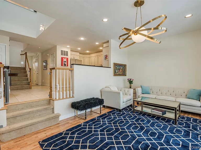 100 Woodlake Dr W — Photo 11