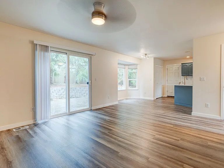 536 SW Regency Dr — Photo 10