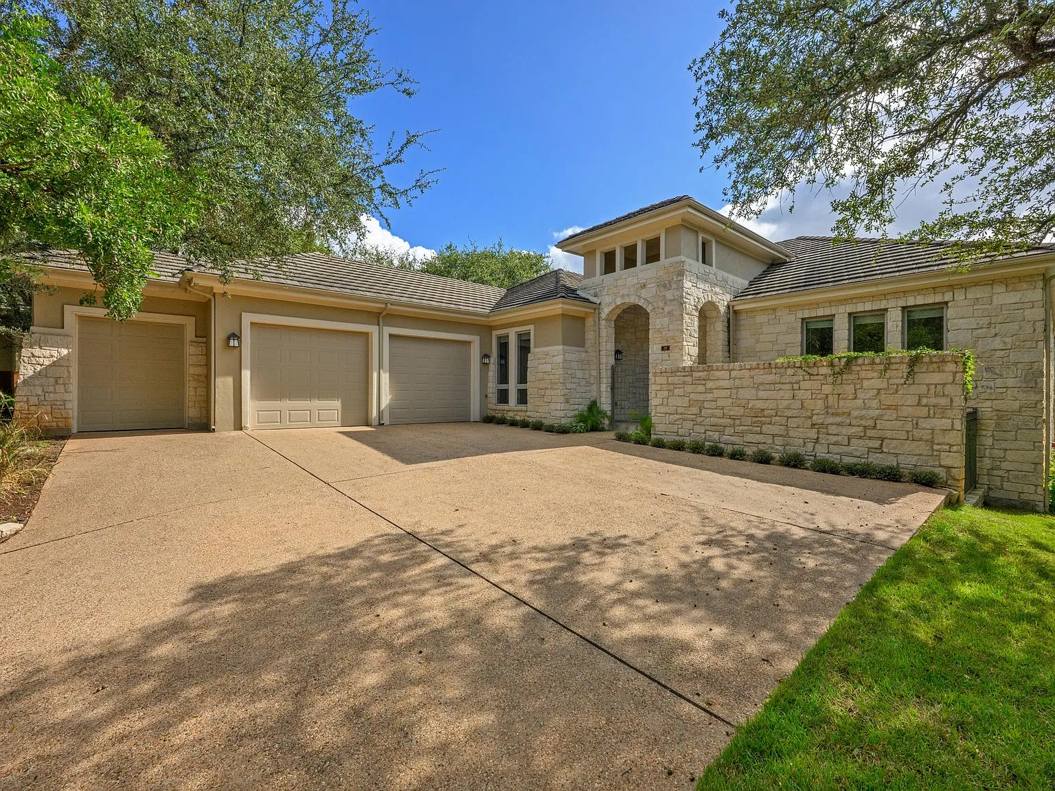 3 bed, 2.5 bath, 2548 sqft, $8,000 — Photo 2