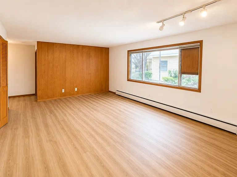 2105 Lake Point Dr — Photo 4