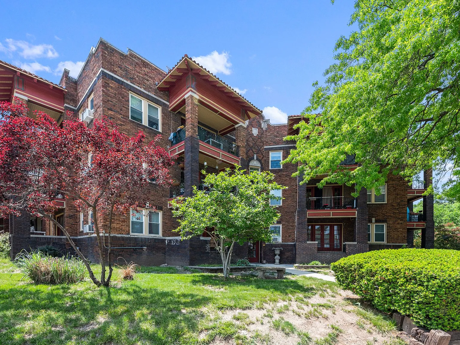 Charlotte Manor — Photo 2