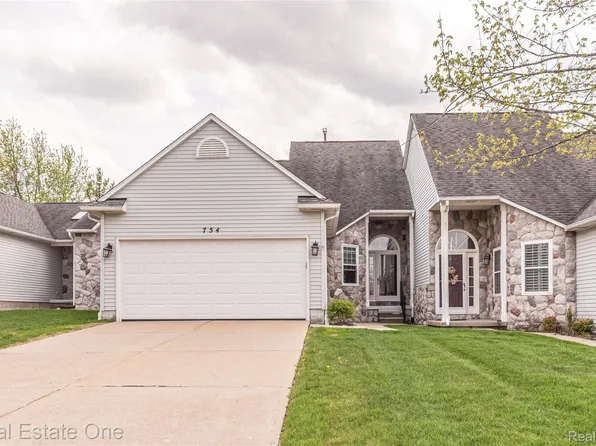754 Challenging Trl, South Lyon, MI 48178