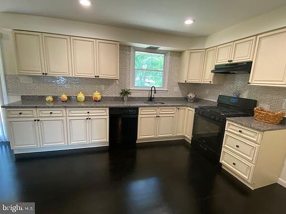 4th image of 327 W Virginia Rd