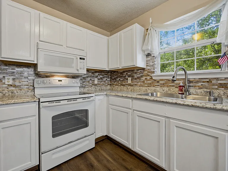5054 Lancashire Ct — Photo 9