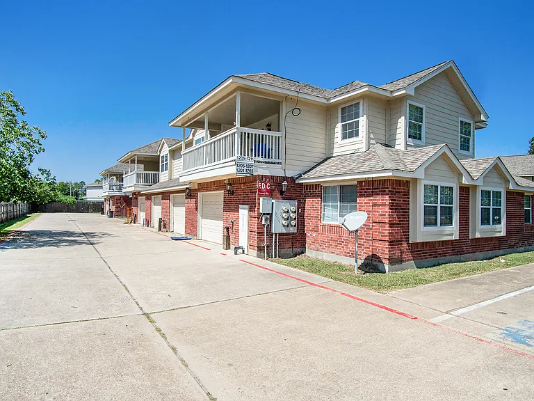 1203 Lovett St — Photo 24