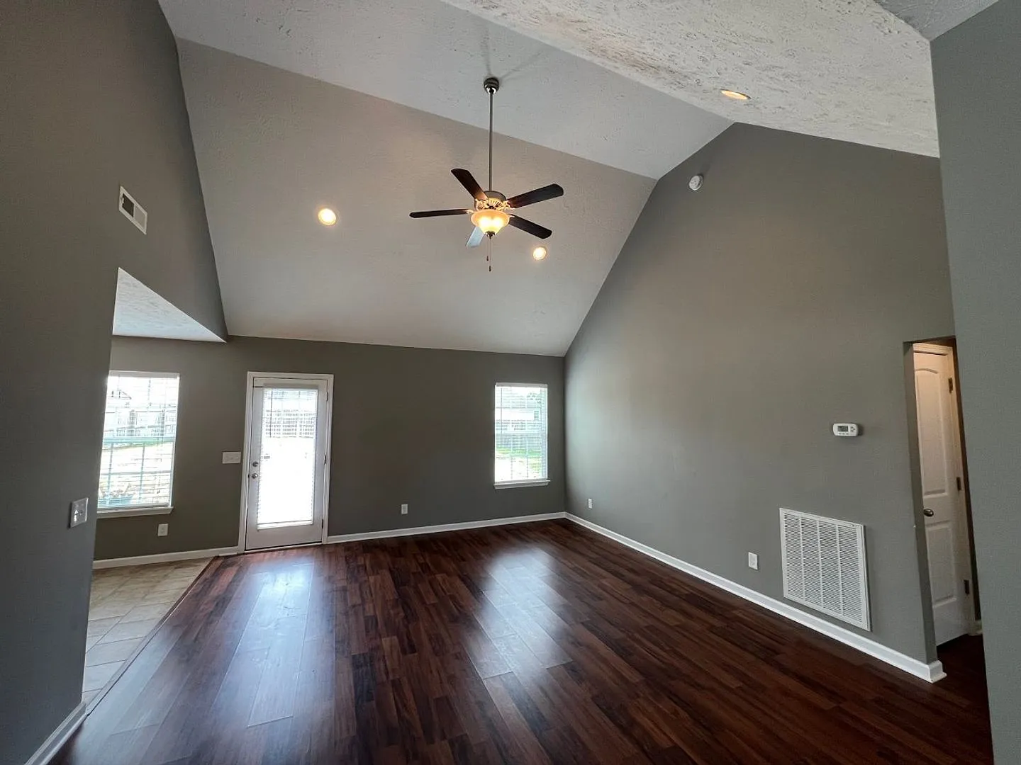 Cute 3 BR 2 Bath Home in North Murfreesboro - HUGE Fenced in Backyard — Photo 2