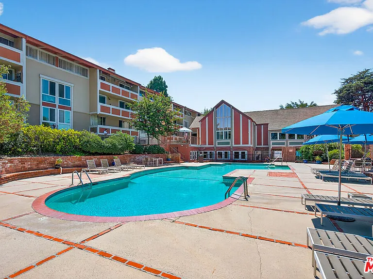 6305 Green Valley Cir #115 — Photo 32