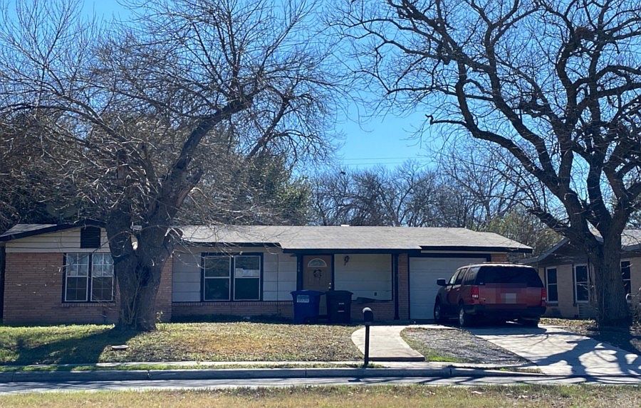 1st image of 566 Lanark Dr