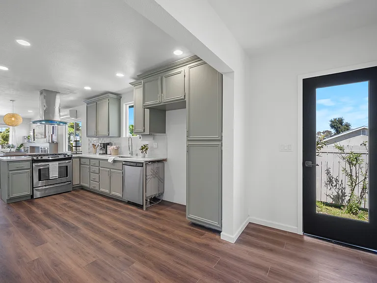 223 Emerson St — Photo 10
