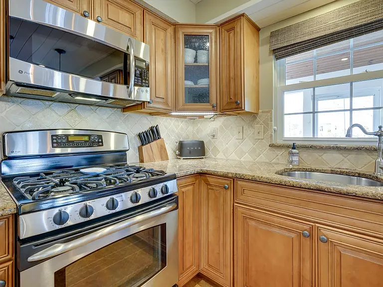 151 Rambling Rd — Photo 13