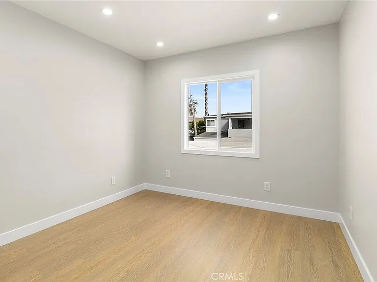 1827 E 4th St #18 — Photo 22