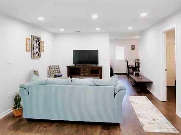 3rd image of 5817 Chaucer Dr