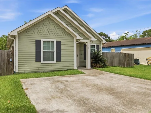 228 E Elm Ave, Winnie, TX 77665