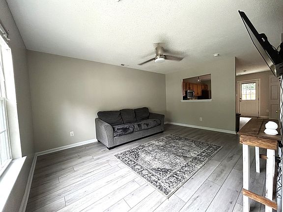 3rd image of 325 Bracken Pl