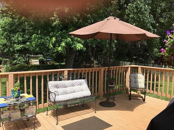 Nice outside deck for entertaining.