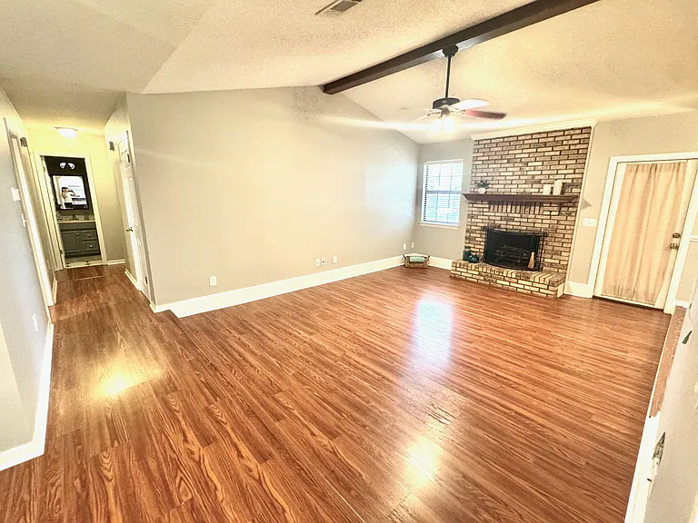 520 Linden Ave — Photo 2