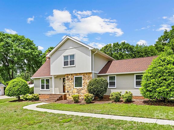 3rd image of 107 Friendfield Dr