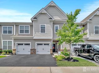 30 Grabowski Dr, Parlin, NJ 08859