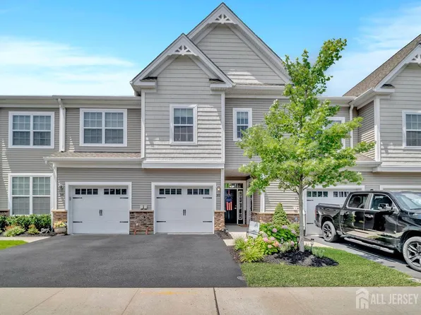 30 Grabowski Dr, Parlin, NJ 08859