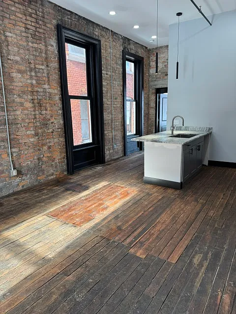 907 N Superior St — Photo 1