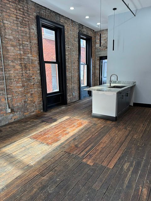 1st image of 907 N Superior St #101