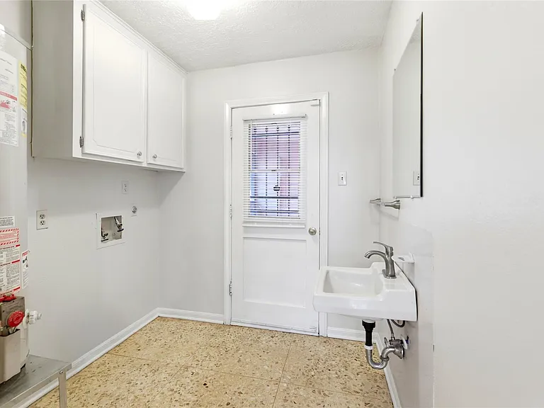 339 Connaught Way — Photo 22