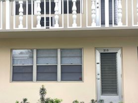 215 Canterbury Dr W, West Palm Beach, FL