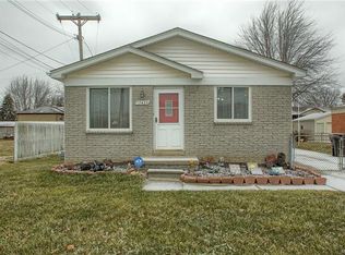17435 Castle St, Roseville, MI 48066