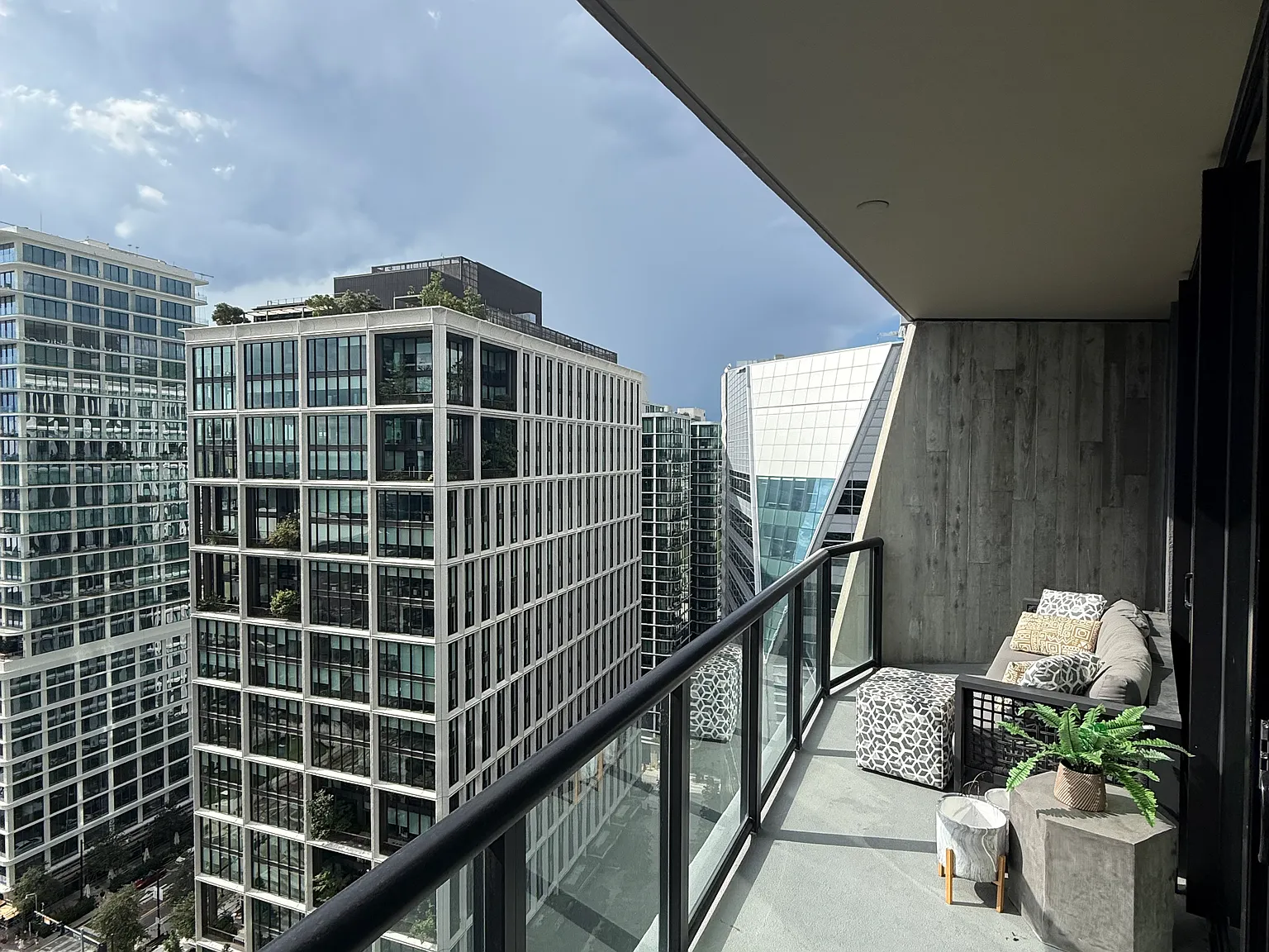 1 bed, 782 sqft, $3,672 — Photo 4