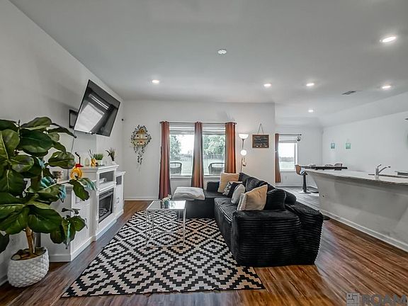 4th image of 734 Lambot Ave