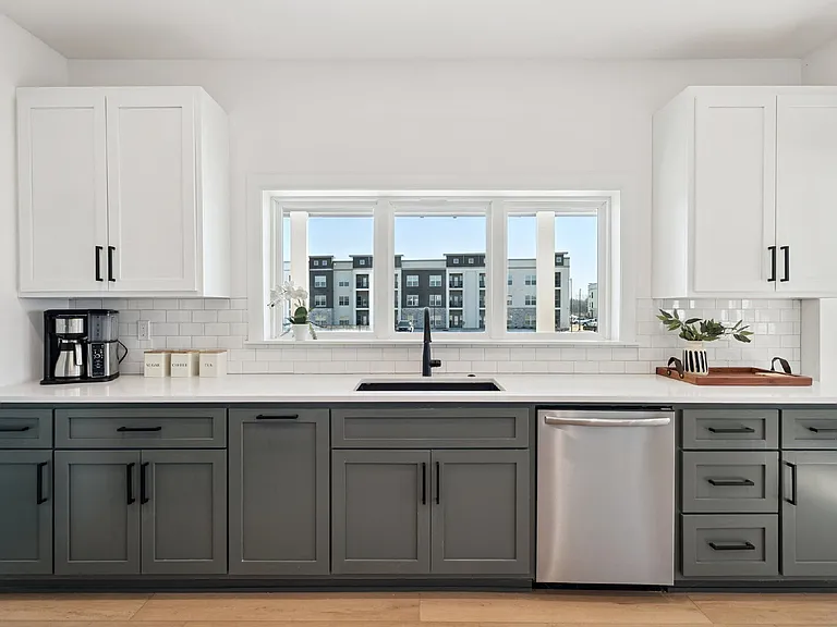 2410 W Charleston St — Photo 29