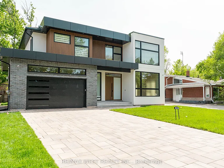 510 Wellington Cres — Photo 2