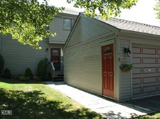 8 Pond View Dr, Brookfield, CT 06804