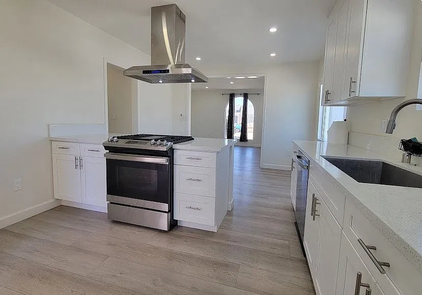 2 bed, 1.5 bath, 912 sqft, $2,800 — Photo 2