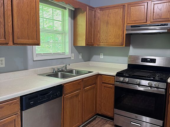 4th image of 630 Meadows Ct