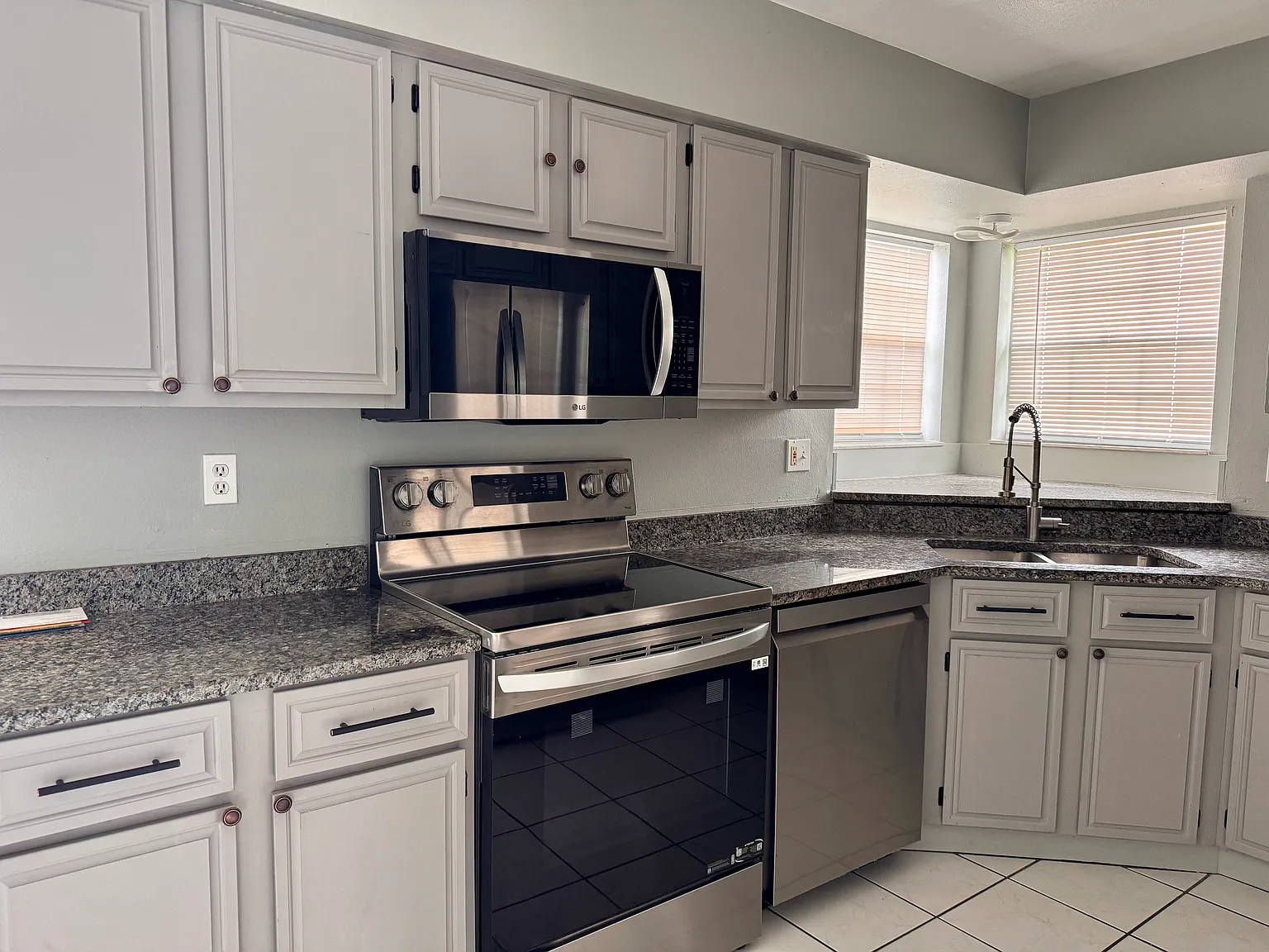 3 bed, 2480 sqft, $2,400 — Photo 4